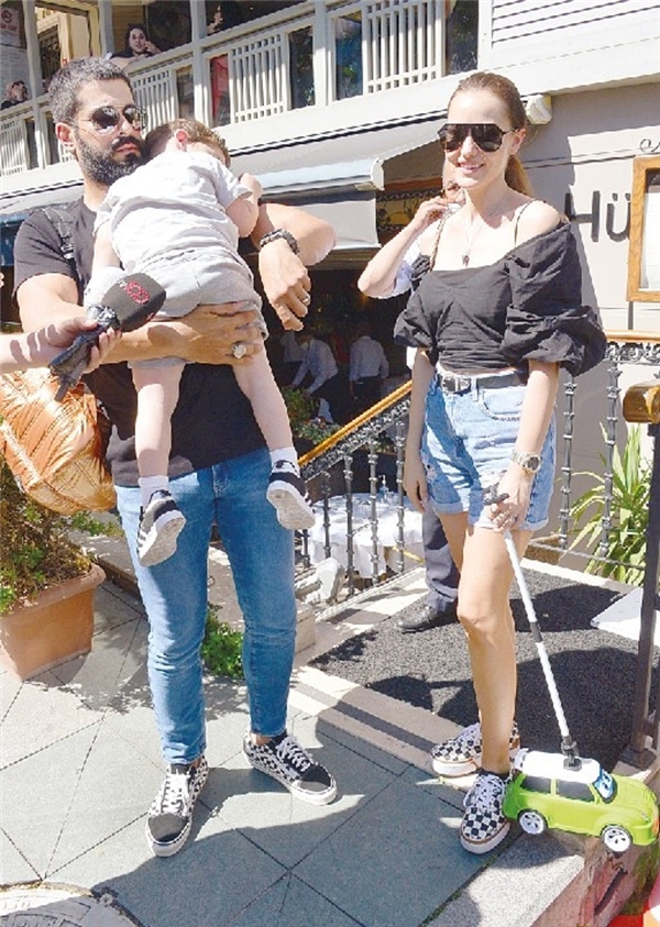 <a class='keyword-sd' href='/burak-ozcivit/' title='Burak Özçivit'>Burak Özçivit</a> ile <a class='keyword-sd' href='/fahriye-evcen/' title='Fahriye Evcen'>Fahriye Evcen</a>'in oğulları Karan alışveriş yorgunu
