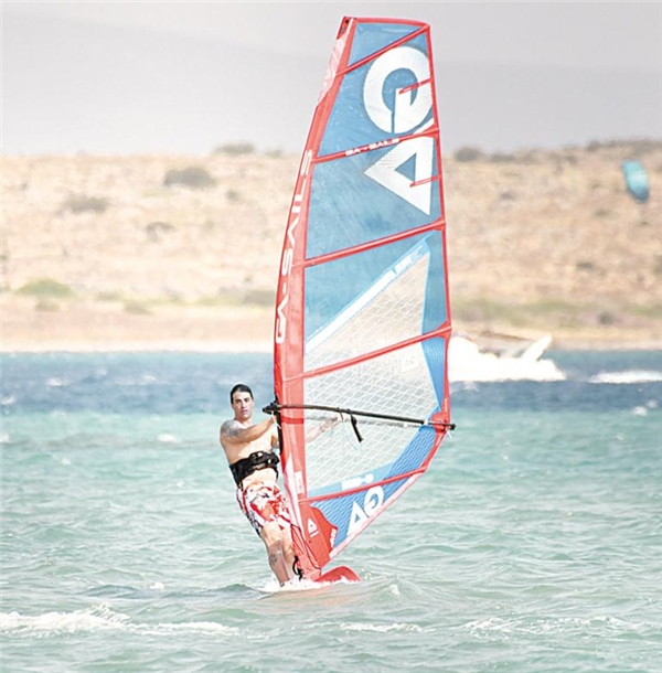 Sarp Levendoğlu, rüzgâr sörfü dersleri almaya başladı