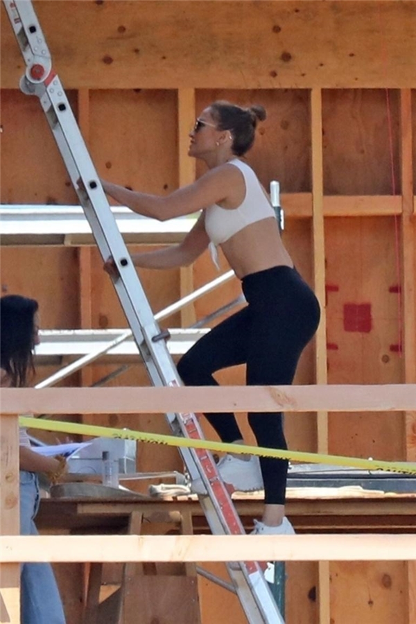 <a class='keyword-sd' href='/jennifer-lopez/' title='Jennifer Lopez'>Jennifer Lopez</a> çatıya tırmandı: Yeni aşk yuvası arıyor