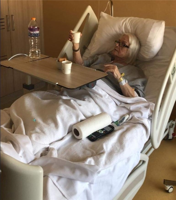 Evinde ölümcül kaza geçiren Gönül Yazar'ın hasta yatağında çekilen fotoğrafı yayınlandı