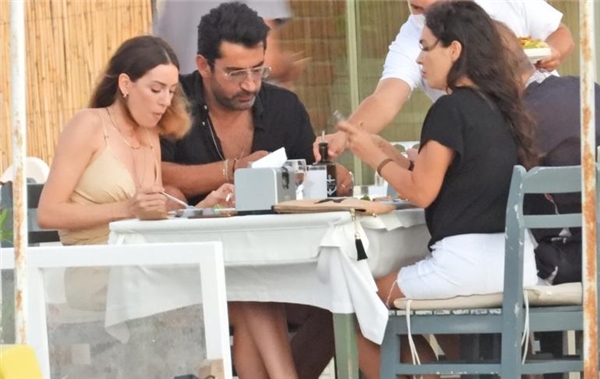 Kenan İmirzalıoğlu ve Sinem Kobal, Barış Falay ile eşi Esra Ronabar'la buluştu