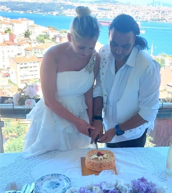 Şarkıcı Ozan Orhon ve Selcan Demirci evlendi
