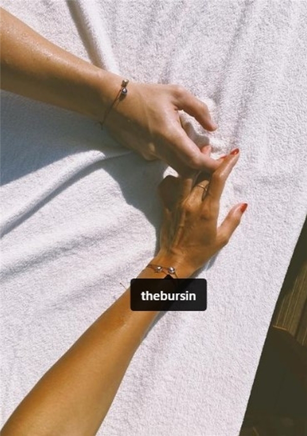 Hande Erçel ile Kerem Bürsin'den el ele tatil pozu