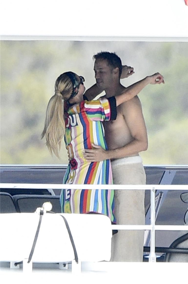 Yanımdayken bile hasretimsin: Paris Hilton ve nişanlısı Carter Reum'un aşk dakikaları