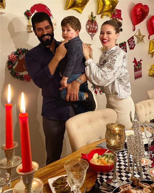 Burak Özçivit ve Fahriye Evcen çözümü buldu! Yeni dadıya bin dolar...
