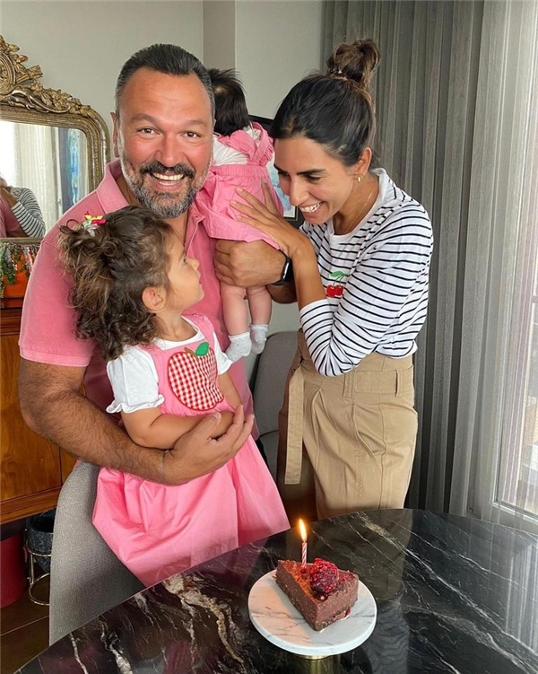 Ali Sunal yeni yaşını ailesiyle kutladı
