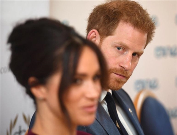 İzin çıksın diye karısının gözünün içine bakıyor: William ile Harry'nin evlilikleri masaya yatırıldı