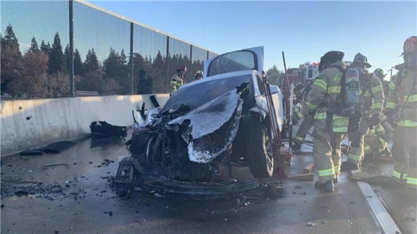 Tesla araçta yangın! 20 bin litre su kullanıldı