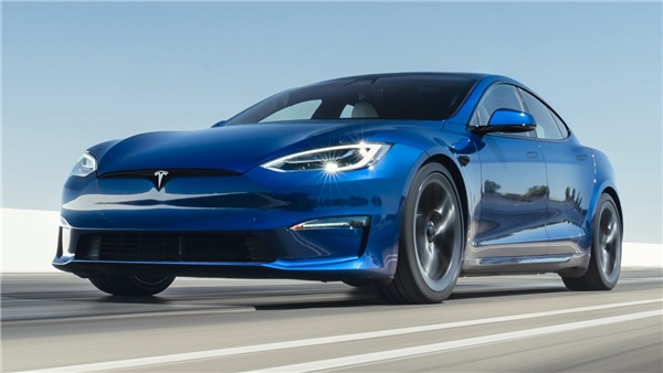 Tesla araçta yangın! 20 bin litre su kullanıldı