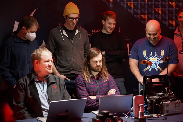 Tesla Model 3 iki dakika içerisinde hacklendi!