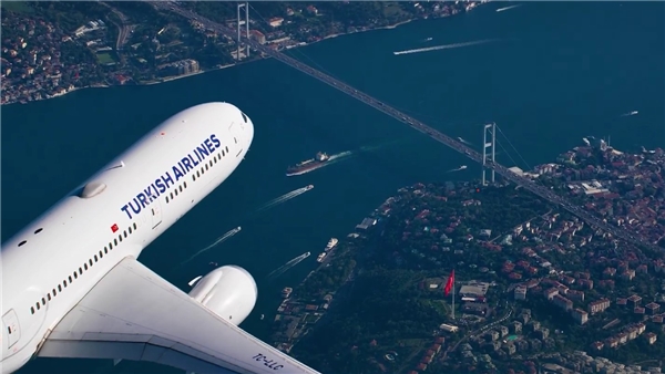 Türk Hava Yolları, Türkiye'de ilk defa uçaktan uçağa çekim tekniği kullanarak yeni uçaklarını tanıttı