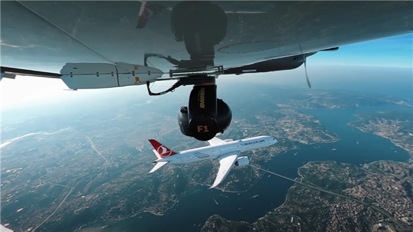 Türk Hava Yolları, Türkiye'de ilk defa uçaktan uçağa çekim tekniği kullanarak yeni uçaklarını tanıttı