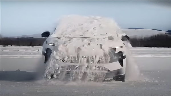 Nio ET9 Modeli, Kar Temizlemek İçin Şasiyi Sallıyor