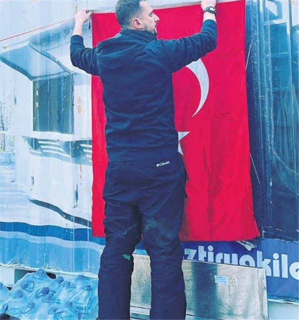 Onlar da deprem bölgesine koştu! Ünlü şefler seferber oldu Mehmet Yalçınkaya: Durmadan devam