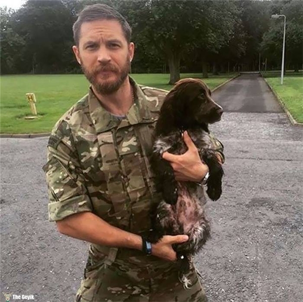 Tom Hardy'nin Köpekleri Sevdiği Kalplerinizi Eritecek 24 Fotoğrafı