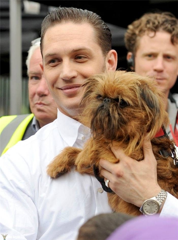 Tom Hardy'nin Köpekleri Sevdiği Kalplerinizi Eritecek 24 Fotoğrafı