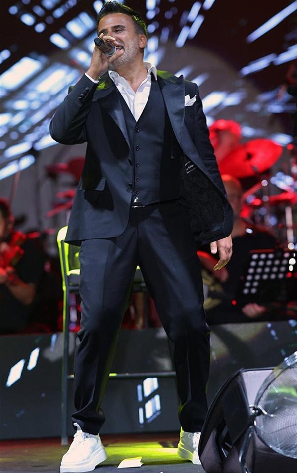 Emrah 15 yıl sonra ilk kez sahnede Sürekli mesajlar geliyordu