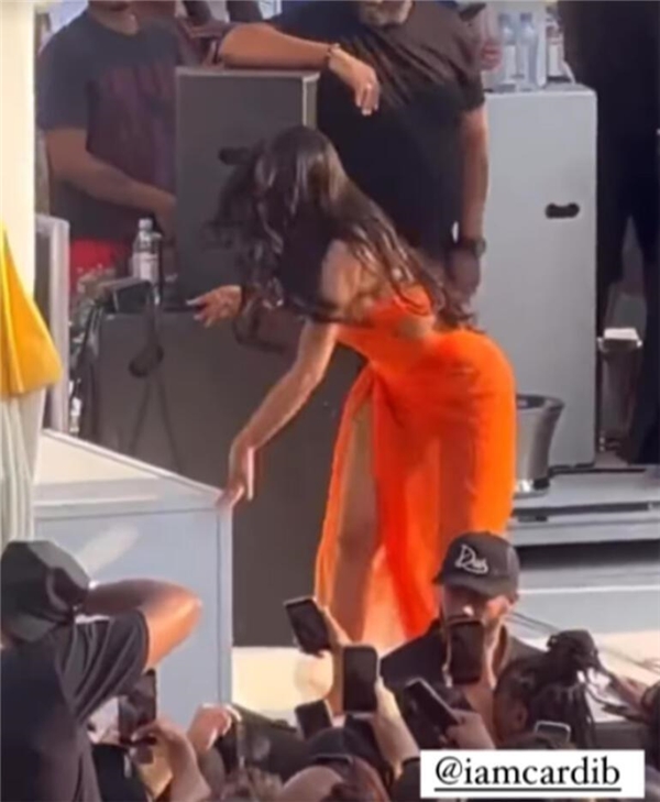 Cardi Bnin iki ayrı yüzü Sahnede yaşananların perde arkası ortaya çıktı