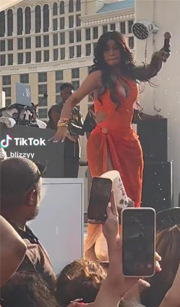 Cardi Bnin iki ayrı yüzü Sahnede yaşananların perde arkası ortaya çıktı