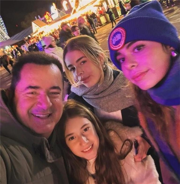 Acun Ilıcalı kızlarıyla kış tatilinde Hani montun yoktu, kandırıldık