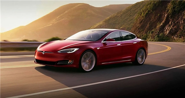 Hurdalıkta bekleyen Tesla kendi kendine alev aldı!