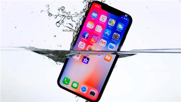 Yeni iPhone modelleri su altında kullanılabilecek!