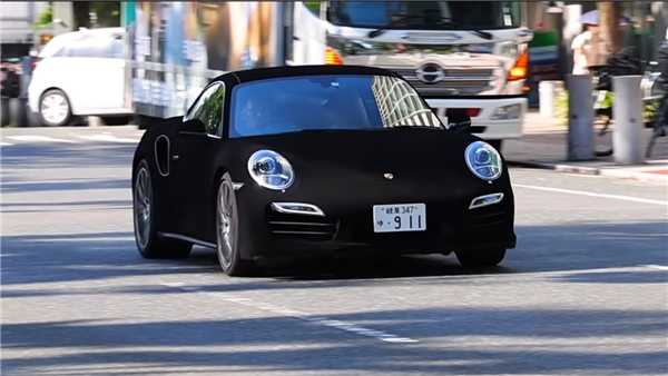 Porsche 911 dünyanın en karanlık siyah boyasıyla kaplandı!