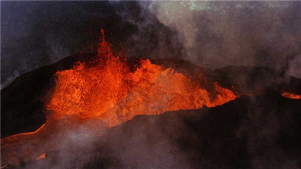 Dünyanın en büyük aktif yanardağı patladı!