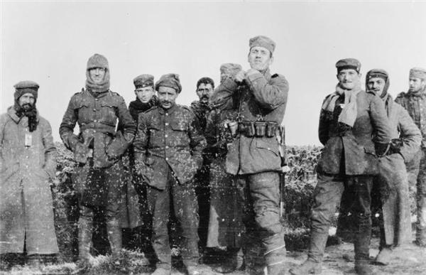 I. Dünya Savaşı'nda Silahları Bırakıp, <a class='keyword-sd' href='/futbol/' title='Futbol'>Futbol</a> Oynayan Alman ve İngiliz Askerler