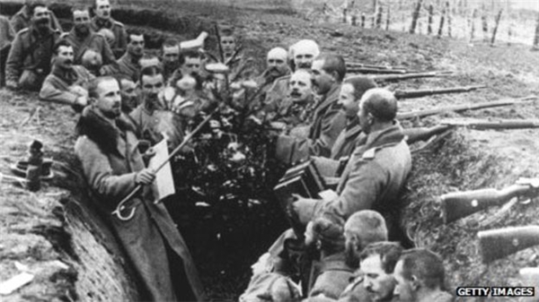 I. Dünya Savaşı'nda Silahları Bırakıp, Futbol Oynayan Alman ve İngiliz Askerler