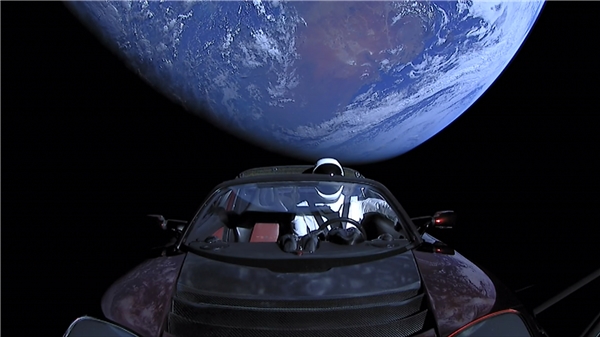 Elon Musk'ın Geçtiğimiz Yıl Uzaya Fırlattığı Tesla Roadster, Dünya'ya Ne Zaman Çarpacak?