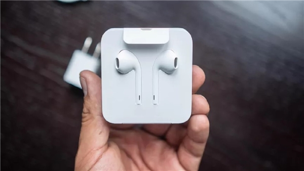 Apple, iPhone 15 Lansmanında USB-C'li EarPod'ları Tanıttı