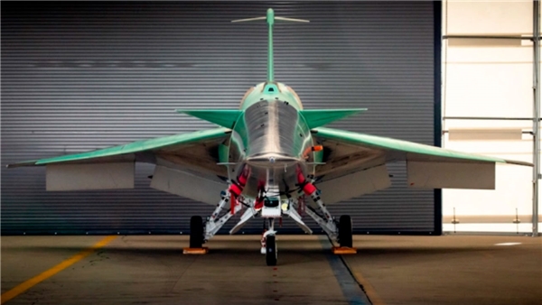 NASA ve Lockheed Martin X-59 süpersonik uçağı hangardan çıkıyor