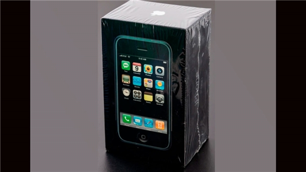 Jelatini Bile Açılmamış İlk iPhone Rekor Fiyata Satıldı