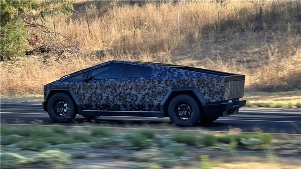 Tesla Cybertruck Siyah Kamuflajlı Test Ediliyor
