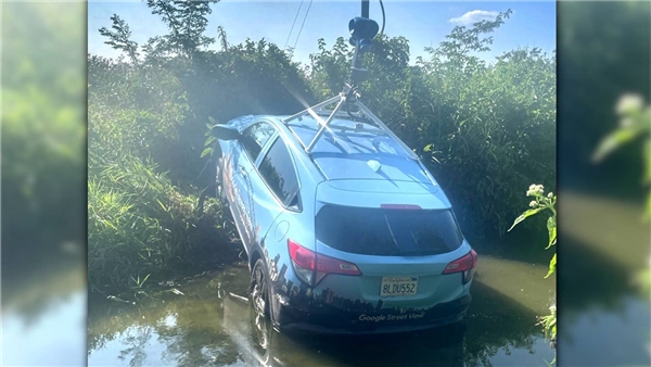 Google Street View Aracı <a class='keyword-sd' href='/polis/' title='Polis'>Polis</a> Kovalamacasına Karıştı