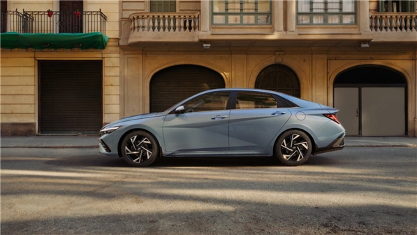 Sedan tutkunlarına: Yeni Hyundai Elantra satışa çıktı!