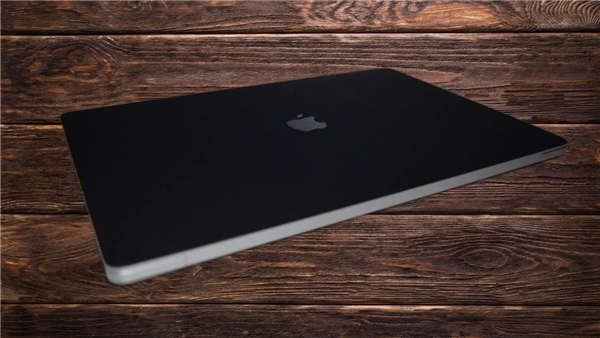 Apple, Beklenen Mat Siyah Renk İle MacBook Modellerini Güncelliyor
