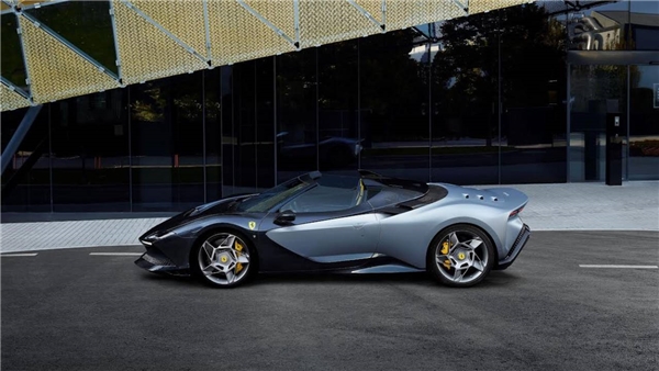 Ferrari SP-8: Tavansız tasarım ve yeni aerodinami!