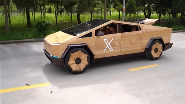 Marangoz ustası, tahtadan Tesla Cybertruck üretti
