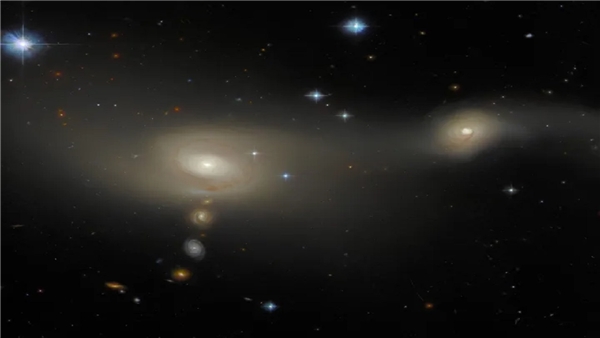Hubble Uzay Teleskobu, sıra sıra dizilmiş galaksileri yakaladı!