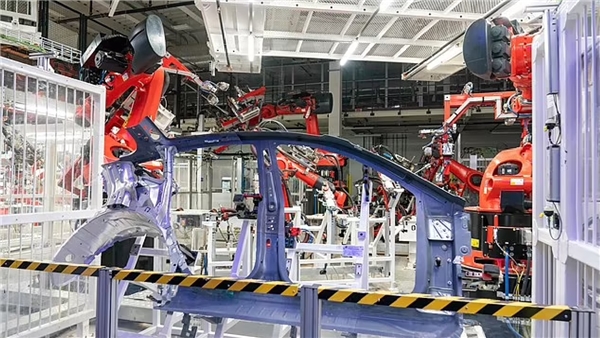 Tesla Üretim Makinesi Bir Mühendisi Yaraladı