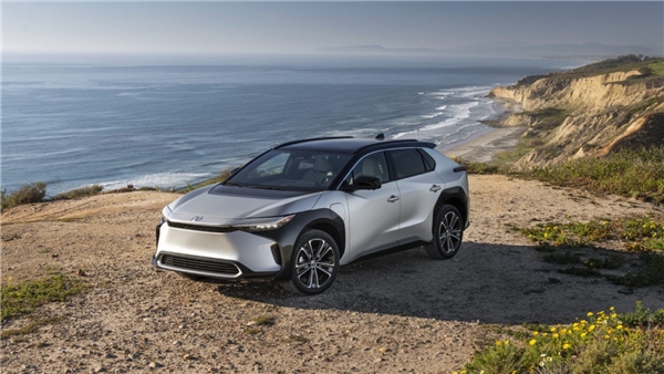 Toyota, elektrikli araçlara tam geçişin tek çözüm olmadığını savunuyor