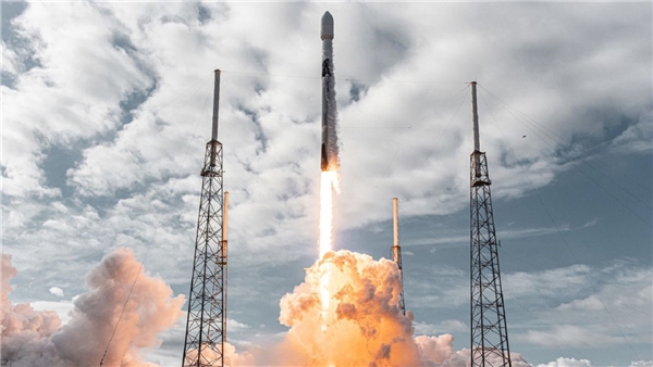 SpaceX, Falcon 9 Motorunun Yandığı Görüntüleri Paylaştı
