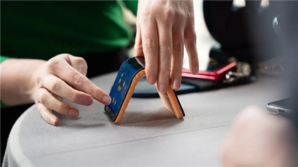 Motorola, esnek OLED ekranlı akıllı telefon konseptini tanıttı