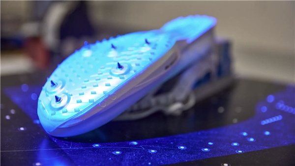 BMW, 2026 Kış Olimpiyatları için 3D baskılı traksiyon destekleri kullanarak spor ayakkabı üretiyor