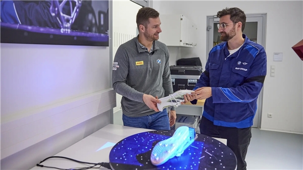 BMW, 2026 Kış Olimpiyatları için 3D baskılı traksiyon destekleri kullanarak spor ayakkabı üretiyor
