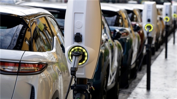 Elektrikli Otomobillerin Yazılım Güncellemesi ve Ücretli Abonelik Sorunu