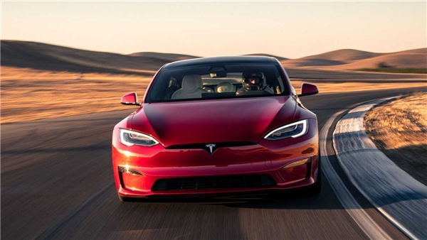 Tesla, tüm kullanıcılarına 1 aylık otonom sürüş hediye ediyor!