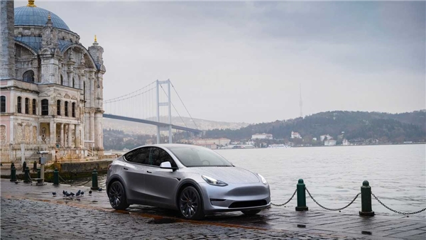 Tesla Model Y elektrikli otomobillerde stok fazlası indirim geliyor